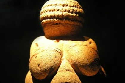 L’archeologia di genere nasce per offrire una visione più equilibrata del passato, superando il punto di vista maschile che dominava l’archeologia.