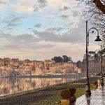 Atmosfere – Nel palazzo e nei giardini Torna ad Anguillara Sabazia la IV edizione del festival con dieci appuntamenti di musica e spettacolo nei Giardini del Torrione e nel Palazzo baronale Orsini Direttore Artistico: Mauro Di Domenico 30 MAGGIO – 26 LUGLIO 2026 Giardini del Torrione, Anguillara Sabazia (RM) Ingresso libero Dal 30 maggio al 26 luglio 2026 torna Atmosfere – Nel palazzo e nei giardini, il festival che, giunto alla sua quarta edizione, si conferma come uno degli appuntamenti culturali più suggestivi e in crescita del panorama regionale. Dieci appuntamenti tra musica e spettacolo dal vivo animeranno i Giardini del Torrione e gli spazi della storica dimora degli Orsini, nel cuore di Anguillara Sabazia, affacciata sul Lago di Bracciano. Un borgo di grande fascino, dove storia, natura e paesaggio si fondono in un equilibrio unico, rendendo ogni esperienza artistica immersiva e profondamente evocativa. Negli anni, il festival ha registrato una crescita costante sia in termini di pubblico – con oltre 4.000 presenze – sia per la qualità della proposta artistica, diventando un punto di riferimento per artisti di rilievo nazionale e internazionale. Un luogo capace di accogliere e valorizzare linguaggi diversi, dove le ricerche artistiche trovano uno spazio autentico di confronto e condivisione. La IV edizione segna un ulteriore passo avanti, introducendo una nuova consapevolezza: il dialogo tra arte e ambiente. Il paesaggio naturale circostante, e in particolare l’acqua – elemento identitario del territorio – diventa protagonista simbolico del festival. Sorgente, lago, pioggia ed eco si trasformano in metafore di connessione, scambio e trasformazione, richiamando la funzione ancestrale dei luoghi d’acqua come crocevia di culture e idee. Non a caso, diversi appuntamenti in programma si ispirano direttamente a questo tema, a partire dal “Concerto per l’Acqua”, evento inaugurale del festival: un’opera musicale che rende omaggio al genio di Leonardo da Vinci e alle sue ricerche sul movimento delle acque, intrecciando suggestioni rinascimentali e contemporanee in un’esperienza sonora immersiva. Il concerto vedrà la speciale partecipazione dell’attrice Ilaria Drago. Dopo le prime edizioni dedicate al viaggio tra le tradizioni e alla ricerca artistica, il festival abbraccia quest’anno il concetto di multidisciplinarietà, accogliendo teatro, musica e narrazione in un dialogo continuo tra linguaggi. La contaminazione diventa così il motore creativo di un progetto che intende superare i confini formali, dando vita a un’esperienza culturale aperta, inclusiva e in costante evoluzione. La direzione artistica è affidata ancora una volta a Mauro Di Domenico, figura di spicco del panorama musicale italiano, con una carriera che lo ha visto collaborare con artisti come M. Pagani, L. Sepulveda, N. Piovani e gli Inti-Illimani, oltre a importanti esperienze in ambito teatrale e discografico. La sua visione intreccia tradizione e sperimentazione, proponendo un percorso capace di coniugare qualità artistica e accessibilità. Il festival si sviluppa lungo i fine settimana, accompagnando il pubblico in un viaggio di circa due mesi tra musica, teatro e narrazione. Si parte sabato 30 maggio con Enten Hitti & Ilaria Drago, protagonisti del suggestivo Concerto per l’Acqua, seguito sabato 6 giugno da Rosario Di Bella con Il Respiro dell’Invisibile. Il percorso prosegue sabato 13 giugno con Enzo De Caro e il suo Il Gabbiano Jonathan Livingston, mentre sabato 20 giugno sarà la volta di Claudia Bombardella con Memoria degli Alberi. A chiudere il mese di giugno, sabato 27 giugno, Paul Manners porterà in scena L’Io and L’IA, in un dialogo tra identità e contemporaneità. Nel mese di luglio, il festival riprende sabato 4 luglio con Nando Paone e il racconto teatrale La mia vita in teatro, seguito sabato 11 luglio da Badarà Seck che dal Senegal ci porterà l’atmosfera de L’anima di un luogo. Sabato 18 luglio sarà protagonista Totò Cascio con La Gloria e la Prova – Il mio Nuovo Cinema Paradiso 2.0, mentre sabato 25 luglio salirà sul palco Carlo Marrale (Matia Bazar) con Amare il Mare. Gran finale domenica 26 luglio con Mauro Di Domenico, che presenterà Uno Stregone a Napoli, Edoardo Caliendo-La Chitarra. Tutti gli appuntamenti sono a ingresso libero, confermando la vocazione inclusiva del festival e la volontà di rendere la cultura accessibile a un pubblico ampio e trasversale. Accanto alla proposta artistica, Atmosfere Festival rafforza il proprio legame con il territorio attraverso convenzioni con strutture locali, offrendo al pubblico la possibilità di vivere un’esperienza completa tra cultura, enogastronomia e ospitalità, con sconti dedicati presso enoteche, ristoranti e strutture ricettive del borgo. Il Sindaco Angelo Pizzigallo dichiara: "Siamo orgogliosi di aver reso Atmosfere un evento culturale di riferimento per l'intera Regione. Dal 30 maggio, la quarta edizione celebra il legame tra arte e natura, valorizzando la bellezza di Anguillara Sabazia e l'identità del nostro territorio." La manifestazione, sostenuta dalla Regione Lazio e dal Comune di Anguillara S., si conferma così non solo come evento culturale, ma come progetto integrato di valorizzazione territoriale, capace di generare ricadute positive anche sul piano turistico ed economico. Atmosfere – Nel palazzo e nei giardini è un’iniziativa, finanziata dalla Regione Lazio e del Comune di Anguillara Sabazia nell’ambito dell'avviso pubblico per il sostegno a progetti di valorizzazione del patrimonio culturale attraverso lo spettacolo dal vivo della Regione Lazio. Partner: Pro loco di Anguillara Sabazia e Dmo Beltur Lakes of Rome.
