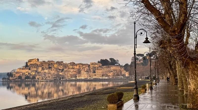 Atmosfere – Nel palazzo e nei giardini Torna ad Anguillara Sabazia la IV edizione del festival con dieci appuntamenti di musica e spettacolo nei Giardini del Torrione e nel Palazzo baronale Orsini Direttore Artistico: Mauro Di Domenico 30 MAGGIO – 26 LUGLIO 2026 Giardini del Torrione, Anguillara Sabazia (RM) Ingresso libero Dal 30 maggio al 26 luglio 2026 torna Atmosfere – Nel palazzo e nei giardini, il festival che, giunto alla sua quarta edizione, si conferma come uno degli appuntamenti culturali più suggestivi e in crescita del panorama regionale. Dieci appuntamenti tra musica e spettacolo dal vivo animeranno i Giardini del Torrione e gli spazi della storica dimora degli Orsini, nel cuore di Anguillara Sabazia, affacciata sul Lago di Bracciano. Un borgo di grande fascino, dove storia, natura e paesaggio si fondono in un equilibrio unico, rendendo ogni esperienza artistica immersiva e profondamente evocativa. Negli anni, il festival ha registrato una crescita costante sia in termini di pubblico – con oltre 4.000 presenze – sia per la qualità della proposta artistica, diventando un punto di riferimento per artisti di rilievo nazionale e internazionale. Un luogo capace di accogliere e valorizzare linguaggi diversi, dove le ricerche artistiche trovano uno spazio autentico di confronto e condivisione. La IV edizione segna un ulteriore passo avanti, introducendo una nuova consapevolezza: il dialogo tra arte e ambiente. Il paesaggio naturale circostante, e in particolare l’acqua – elemento identitario del territorio – diventa protagonista simbolico del festival. Sorgente, lago, pioggia ed eco si trasformano in metafore di connessione, scambio e trasformazione, richiamando la funzione ancestrale dei luoghi d’acqua come crocevia di culture e idee. Non a caso, diversi appuntamenti in programma si ispirano direttamente a questo tema, a partire dal “Concerto per l’Acqua”, evento inaugurale del festival: un’opera musicale che rende omaggio al genio di Leonardo da Vinci e alle sue ricerche sul movimento delle acque, intrecciando suggestioni rinascimentali e contemporanee in un’esperienza sonora immersiva. Il concerto vedrà la speciale partecipazione dell’attrice Ilaria Drago. Dopo le prime edizioni dedicate al viaggio tra le tradizioni e alla ricerca artistica, il festival abbraccia quest’anno il concetto di multidisciplinarietà, accogliendo teatro, musica e narrazione in un dialogo continuo tra linguaggi. La contaminazione diventa così il motore creativo di un progetto che intende superare i confini formali, dando vita a un’esperienza culturale aperta, inclusiva e in costante evoluzione. La direzione artistica è affidata ancora una volta a Mauro Di Domenico, figura di spicco del panorama musicale italiano, con una carriera che lo ha visto collaborare con artisti come M. Pagani, L. Sepulveda, N. Piovani e gli Inti-Illimani, oltre a importanti esperienze in ambito teatrale e discografico. La sua visione intreccia tradizione e sperimentazione, proponendo un percorso capace di coniugare qualità artistica e accessibilità. Il festival si sviluppa lungo i fine settimana, accompagnando il pubblico in un viaggio di circa due mesi tra musica, teatro e narrazione. Si parte sabato 30 maggio con Enten Hitti & Ilaria Drago, protagonisti del suggestivo Concerto per l’Acqua, seguito sabato 6 giugno da Rosario Di Bella con Il Respiro dell’Invisibile. Il percorso prosegue sabato 13 giugno con Enzo De Caro e il suo Il Gabbiano Jonathan Livingston, mentre sabato 20 giugno sarà la volta di Claudia Bombardella con Memoria degli Alberi. A chiudere il mese di giugno, sabato 27 giugno, Paul Manners porterà in scena L’Io and L’IA, in un dialogo tra identità e contemporaneità. Nel mese di luglio, il festival riprende sabato 4 luglio con Nando Paone e il racconto teatrale La mia vita in teatro, seguito sabato 11 luglio da Badarà Seck che dal Senegal ci porterà l’atmosfera de L’anima di un luogo. Sabato 18 luglio sarà protagonista Totò Cascio con La Gloria e la Prova – Il mio Nuovo Cinema Paradiso 2.0, mentre sabato 25 luglio salirà sul palco Carlo Marrale (Matia Bazar) con Amare il Mare. Gran finale domenica 26 luglio con Mauro Di Domenico, che presenterà Uno Stregone a Napoli, Edoardo Caliendo-La Chitarra. Tutti gli appuntamenti sono a ingresso libero, confermando la vocazione inclusiva del festival e la volontà di rendere la cultura accessibile a un pubblico ampio e trasversale. Accanto alla proposta artistica, Atmosfere Festival rafforza il proprio legame con il territorio attraverso convenzioni con strutture locali, offrendo al pubblico la possibilità di vivere un’esperienza completa tra cultura, enogastronomia e ospitalità, con sconti dedicati presso enoteche, ristoranti e strutture ricettive del borgo. Il Sindaco Angelo Pizzigallo dichiara: "Siamo orgogliosi di aver reso Atmosfere un evento culturale di riferimento per l'intera Regione. Dal 30 maggio, la quarta edizione celebra il legame tra arte e natura, valorizzando la bellezza di Anguillara Sabazia e l'identità del nostro territorio." La manifestazione, sostenuta dalla Regione Lazio e dal Comune di Anguillara S., si conferma così non solo come evento culturale, ma come progetto integrato di valorizzazione territoriale, capace di generare ricadute positive anche sul piano turistico ed economico. Atmosfere – Nel palazzo e nei giardini è un’iniziativa, finanziata dalla Regione Lazio e del Comune di Anguillara Sabazia nell’ambito dell'avviso pubblico per il sostegno a progetti di valorizzazione del patrimonio culturale attraverso lo spettacolo dal vivo della Regione Lazio. Partner: Pro loco di Anguillara Sabazia e Dmo Beltur Lakes of Rome.