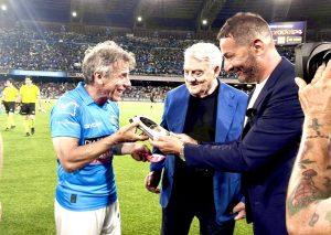 Gianfranco Zola, premiato da Mauro Atturo durante “La Notte dei Leoni”
