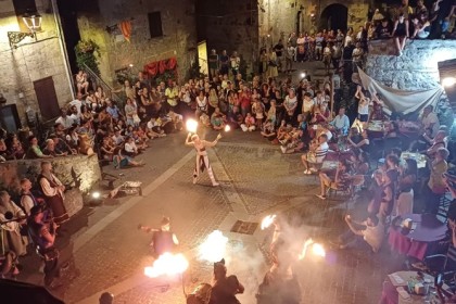 “Bolsena 1328”, dal 21 al 23 agosto 2026, nel Rione Castello rivivono le atmosfere del Medioevo con cortei storici, rievocazioni, spettacoli itineranti, mercatini e gastronomia