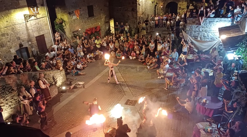 radiotusciaevents.com “Bolsena 1328”, dal 21 al 23 agosto 2026, nel Rione Castello rivivono le atmosfere del Medioevo con cortei storici, rievocazioni, spettacoli itineranti, mercatini e gastronomia