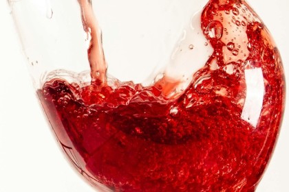 “Tratti DiVini“, un laboratorio di pittura ad acquerello con il vino a cura di Archeoares, rivolto a un pubblico di adulti