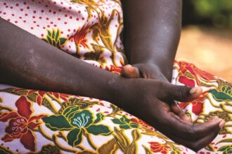 radiotusciaevents.com Scopri il reportage fotografico di Giada Antonini sulle donne sopravvissute alla guerra in Uganda, promosso da Insieme per Mano ETS. Date della mostra a Bergamo e Viterbo.