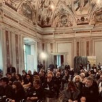 radiotusciaevents.com A Città della Pieve record di ospiti, così “Poesia Trasimeno” raddoppia Primo weekend in arrivo per la quinta edizione della kermesse dedicata al mondo delle parole e dell’editoria. Bis previsto per il 24 e 25 ottobre COMUNICATO STAMPA (con preghiera di pubblicazione) La forza delle parole, le produzioni sempre più ingenti e soprattutto le crescenti prenotazioni per essere ospiti nell’ambito della kermesse hanno già garantito un successo all’annuale appuntamento con “Poesia Trasimeno”: per l’edizione 2026 prossima al via, la quinta di una partecipatissima serie, gli organizzatori hanno deciso di raddoppiare le sessioni e così saranno ben due i weekend in cui Città della Pieve potrà ospitare la manifestazione. Il primo, quello che si snoderà tra sabato 10 e domenica 11 ottobre, è ormai alle porte e vedrà la Sala Glicine di Palazzo della Corgna, nel cuore del borgo pievese (piazza Antonio Gramsci), ospitare la prima parte del festival, ideato e organizzato da Marco Pareti e Jean Luc Bertoni con la direzione artistica di Bruno Mohorovich e realizzato in collaborazione con il Comune di Città della Pieve e il GAL Trasimeno-Orvietano. Il bis, poi, visto appunto lo straordinario record di adesioni, avrà come date prescelte quelle del 24 e 25 ottobre 2026 presso la maestosa Sala Grande dello stesso palazzo storico. “Arrivare alla quinta edizione con questo successo dimostra che il Festival è ormai un laboratorio vivo in cui la parola scritta fa comunità e valorizza il territorio”, sottolinea Marco Pareti, a cui fa eco Jean Luc Bertoni precisando che “la nostra scommessa è creare un ponte solido tra chi scrive e chi pubblica, offrendo un dibattito concreto sul futuro della poesia in Italia”. A tracciare la linea culturale è invece il direttore artistico Bruno Mohorovich: “La necessità di una seconda parte testimonia il fermento e l'urgenza espressiva che ruotano attorno a questa manifestazione”. Anche le istituzioni non mancano di plaudire al successo dell'iniziativa. Il Sindaco pievese Fausto Risini ha già testimoniato la “grande soddisfazione per il fatto di poter ospitare un Festival che quest'anno addirittura raddoppia al fine di accogliere l'enorme afflusso di partecipanti, unendo la bellezza dei nostri luoghi storici alla forza delle parole”. Sulla stessa lunghezza d’onda Francesca Caproni, Direttrice del GAL Trasimeno Orvietano, che sottolinea “l’orgoglio di aver sostenuto questo appuntamento fin dalle origini. La crescita su due fine settimana dimostra come la cultura sia uno straordinario volano di promozione e coesione territoriale”. Venedo al programma del primo weekend, l’apertura istituzionale è prevista alle ore 15.30 di sabato 10 ottobre con una serie successiva di incontri letterari. Ad intervenire Roberto Chiodo, Stefano Tini, Furio Durando e Jacopo Bellan (presentato da Claudia Belli). Dalle 17 contributi di Fabrizio Pistolesi, Andrea Pozzolini e Lilli Simbari. Momento molto atteso quello delle ore 18, quando si procederà alla premiazione dei componimenti “Inediti” (Sezione A) cui seguirà la presentazione del libro “Radice Nomade” di Marisol Bohorquez Godoy che dialogherà con Lucilla Trapazzo. Domenica 11, invece, apartire dalle 10 letture di Stefano Sorcinelli e incontri con Rossella Martini, Renzo Giannoccolo, Barbara Bracci e Claudia Catani. Alle 11 focus sulla collana “La Carena” con Valeria Di Felice e Silvia Elena Di Donato, seguito dagli interventi di Cristiano D’Orazio, Edoardo Frustaci, Barbara Lolli, Max Matolo, Alessio Sorbelli, Cinzia Tarquinio. Francesca Totaro e Marzia Venturelli presenteranno poi l'antologia “Ultimo rosso”. I lavori riprenderanno poi nel pomeriggio (ore 16) con la Tavola Rotonda “Editoria e poesia” alla quale interverranno Alberto Raffaelli, Valeria Di Felice e Silvia Elena Di Donato. A chiudere (dalle 17) la Premiazione degli “Editi” (Sezione B).