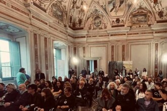 radiotusciaevents.com A Città della Pieve record di ospiti, così “Poesia Trasimeno” raddoppia Primo weekend in arrivo per la quinta edizione della kermesse dedicata al mondo delle parole e dell’editoria. Bis previsto per il 24 e 25 ottobre COMUNICATO STAMPA (con preghiera di pubblicazione) La forza delle parole, le produzioni sempre più ingenti e soprattutto le crescenti prenotazioni per essere ospiti nell’ambito della kermesse hanno già garantito un successo all’annuale appuntamento con “Poesia Trasimeno”: per l’edizione 2026 prossima al via, la quinta di una partecipatissima serie, gli organizzatori hanno deciso di raddoppiare le sessioni e così saranno ben due i weekend in cui Città della Pieve potrà ospitare la manifestazione. Il primo, quello che si snoderà tra sabato 10 e domenica 11 ottobre, è ormai alle porte e vedrà la Sala Glicine di Palazzo della Corgna, nel cuore del borgo pievese (piazza Antonio Gramsci), ospitare la prima parte del festival, ideato e organizzato da Marco Pareti e Jean Luc Bertoni con la direzione artistica di Bruno Mohorovich e realizzato in collaborazione con il Comune di Città della Pieve e il GAL Trasimeno-Orvietano. Il bis, poi, visto appunto lo straordinario record di adesioni, avrà come date prescelte quelle del 24 e 25 ottobre 2026 presso la maestosa Sala Grande dello stesso palazzo storico. “Arrivare alla quinta edizione con questo successo dimostra che il Festival è ormai un laboratorio vivo in cui la parola scritta fa comunità e valorizza il territorio”, sottolinea Marco Pareti, a cui fa eco Jean Luc Bertoni precisando che “la nostra scommessa è creare un ponte solido tra chi scrive e chi pubblica, offrendo un dibattito concreto sul futuro della poesia in Italia”. A tracciare la linea culturale è invece il direttore artistico Bruno Mohorovich: “La necessità di una seconda parte testimonia il fermento e l'urgenza espressiva che ruotano attorno a questa manifestazione”. Anche le istituzioni non mancano di plaudire al successo dell'iniziativa. Il Sindaco pievese Fausto Risini ha già testimoniato la “grande soddisfazione per il fatto di poter ospitare un Festival che quest'anno addirittura raddoppia al fine di accogliere l'enorme afflusso di partecipanti, unendo la bellezza dei nostri luoghi storici alla forza delle parole”. Sulla stessa lunghezza d’onda Francesca Caproni, Direttrice del GAL Trasimeno Orvietano, che sottolinea “l’orgoglio di aver sostenuto questo appuntamento fin dalle origini. La crescita su due fine settimana dimostra come la cultura sia uno straordinario volano di promozione e coesione territoriale”. Venedo al programma del primo weekend, l’apertura istituzionale è prevista alle ore 15.30 di sabato 10 ottobre con una serie successiva di incontri letterari. Ad intervenire Roberto Chiodo, Stefano Tini, Furio Durando e Jacopo Bellan (presentato da Claudia Belli). Dalle 17 contributi di Fabrizio Pistolesi, Andrea Pozzolini e Lilli Simbari. Momento molto atteso quello delle ore 18, quando si procederà alla premiazione dei componimenti “Inediti” (Sezione A) cui seguirà la presentazione del libro “Radice Nomade” di Marisol Bohorquez Godoy che dialogherà con Lucilla Trapazzo. Domenica 11, invece, apartire dalle 10 letture di Stefano Sorcinelli e incontri con Rossella Martini, Renzo Giannoccolo, Barbara Bracci e Claudia Catani. Alle 11 focus sulla collana “La Carena” con Valeria Di Felice e Silvia Elena Di Donato, seguito dagli interventi di Cristiano D’Orazio, Edoardo Frustaci, Barbara Lolli, Max Matolo, Alessio Sorbelli, Cinzia Tarquinio. Francesca Totaro e Marzia Venturelli presenteranno poi l'antologia “Ultimo rosso”. I lavori riprenderanno poi nel pomeriggio (ore 16) con la Tavola Rotonda “Editoria e poesia” alla quale interverranno Alberto Raffaelli, Valeria Di Felice e Silvia Elena Di Donato. A chiudere (dalle 17) la Premiazione degli “Editi” (Sezione B).