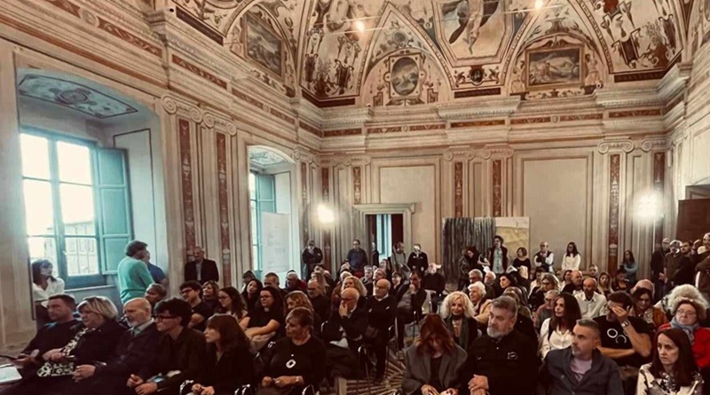 radiotusciaevents.com A Città della Pieve record di ospiti, così “Poesia Trasimeno” raddoppia Primo weekend in arrivo per la quinta edizione della kermesse dedicata al mondo delle parole e dell’editoria. Bis previsto per il 24 e 25 ottobre COMUNICATO STAMPA (con preghiera di pubblicazione) La forza delle parole, le produzioni sempre più ingenti e soprattutto le crescenti prenotazioni per essere ospiti nell’ambito della kermesse hanno già garantito un successo all’annuale appuntamento con “Poesia Trasimeno”: per l’edizione 2026 prossima al via, la quinta di una partecipatissima serie, gli organizzatori hanno deciso di raddoppiare le sessioni e così saranno ben due i weekend in cui Città della Pieve potrà ospitare la manifestazione. Il primo, quello che si snoderà tra sabato 10 e domenica 11 ottobre, è ormai alle porte e vedrà la Sala Glicine di Palazzo della Corgna, nel cuore del borgo pievese (piazza Antonio Gramsci), ospitare la prima parte del festival, ideato e organizzato da Marco Pareti e Jean Luc Bertoni con la direzione artistica di Bruno Mohorovich e realizzato in collaborazione con il Comune di Città della Pieve e il GAL Trasimeno-Orvietano. Il bis, poi, visto appunto lo straordinario record di adesioni, avrà come date prescelte quelle del 24 e 25 ottobre 2026 presso la maestosa Sala Grande dello stesso palazzo storico. “Arrivare alla quinta edizione con questo successo dimostra che il Festival è ormai un laboratorio vivo in cui la parola scritta fa comunità e valorizza il territorio”, sottolinea Marco Pareti, a cui fa eco Jean Luc Bertoni precisando che “la nostra scommessa è creare un ponte solido tra chi scrive e chi pubblica, offrendo un dibattito concreto sul futuro della poesia in Italia”. A tracciare la linea culturale è invece il direttore artistico Bruno Mohorovich: “La necessità di una seconda parte testimonia il fermento e l'urgenza espressiva che ruotano attorno a questa manifestazione”. Anche le istituzioni non mancano di plaudire al successo dell'iniziativa. Il Sindaco pievese Fausto Risini ha già testimoniato la “grande soddisfazione per il fatto di poter ospitare un Festival che quest'anno addirittura raddoppia al fine di accogliere l'enorme afflusso di partecipanti, unendo la bellezza dei nostri luoghi storici alla forza delle parole”. Sulla stessa lunghezza d’onda Francesca Caproni, Direttrice del GAL Trasimeno Orvietano, che sottolinea “l’orgoglio di aver sostenuto questo appuntamento fin dalle origini. La crescita su due fine settimana dimostra come la cultura sia uno straordinario volano di promozione e coesione territoriale”. Venedo al programma del primo weekend, l’apertura istituzionale è prevista alle ore 15.30 di sabato 10 ottobre con una serie successiva di incontri letterari. Ad intervenire Roberto Chiodo, Stefano Tini, Furio Durando e Jacopo Bellan (presentato da Claudia Belli). Dalle 17 contributi di Fabrizio Pistolesi, Andrea Pozzolini e Lilli Simbari. Momento molto atteso quello delle ore 18, quando si procederà alla premiazione dei componimenti “Inediti” (Sezione A) cui seguirà la presentazione del libro “Radice Nomade” di Marisol Bohorquez Godoy che dialogherà con Lucilla Trapazzo. Domenica 11, invece, apartire dalle 10 letture di Stefano Sorcinelli e incontri con Rossella Martini, Renzo Giannoccolo, Barbara Bracci e Claudia Catani. Alle 11 focus sulla collana “La Carena” con Valeria Di Felice e Silvia Elena Di Donato, seguito dagli interventi di Cristiano D’Orazio, Edoardo Frustaci, Barbara Lolli, Max Matolo, Alessio Sorbelli, Cinzia Tarquinio. Francesca Totaro e Marzia Venturelli presenteranno poi l'antologia “Ultimo rosso”. I lavori riprenderanno poi nel pomeriggio (ore 16) con la Tavola Rotonda “Editoria e poesia” alla quale interverranno Alberto Raffaelli, Valeria Di Felice e Silvia Elena Di Donato. A chiudere (dalle 17) la Premiazione degli “Editi” (Sezione B).