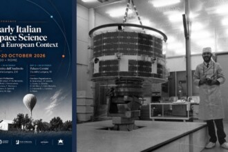 radiotusciaevents.com Alberto Egidi accanto al satellite Helios in laboratorio, testimonianza storica della ricerca spaziale italiana.