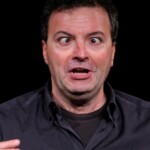 radiotusciaevents.com Gianni Pontillo in Mistero Buffo di Dario Fo durante la tournée 2026