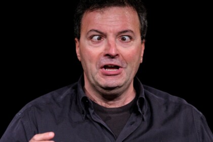 Gianni Pontillo in Mistero Buffo di Dario Fo durante la tournée 2026