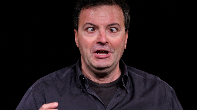 Gianni Pontillo in Mistero Buffo di Dario Fo durante la tournée 2026