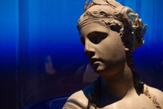 radiotusciaevents.com Statua femminile dell'antichità classica per l'articolo sulla mostra Saffo al Palatino di Roma.