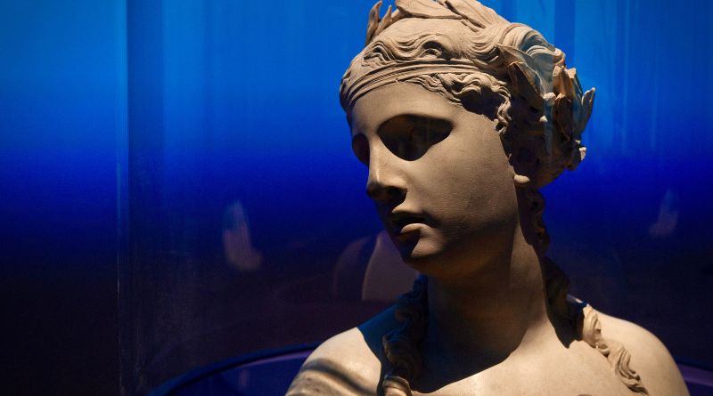 Statua femminile dell'antichità classica per l'articolo sulla mostra Saffo al Palatino di Roma.