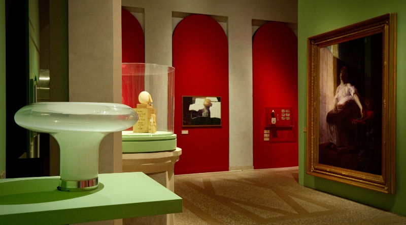 Sezione moderna della mostra Saffo al Palatino, con L'uovo di Saffo, dipinti e opere d'arte contemporanea.