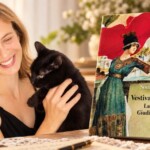 radiotusciaevents.com Sonia Morganti con il suo gatto accanto alla copertina del romanzo Vestiva il Tricolore, dedicato a Giuditta Bellerio Sidoli.