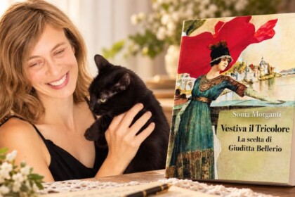 Sonia Morganti con il suo gatto accanto alla copertina del romanzo Vestiva il Tricolore, dedicato a Giuditta Bellerio Sidoli.
